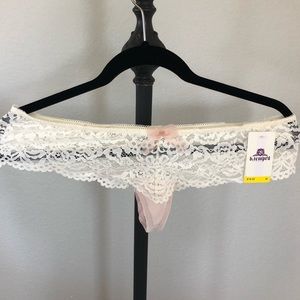 B.TEMPT’D by WACOAL Cream/Nude Lace Thong Panty M